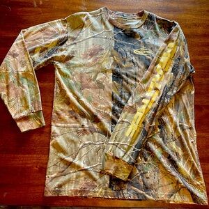 REALTREE long sleeve camo t-shirt with lettering down sleeve men’s size Large